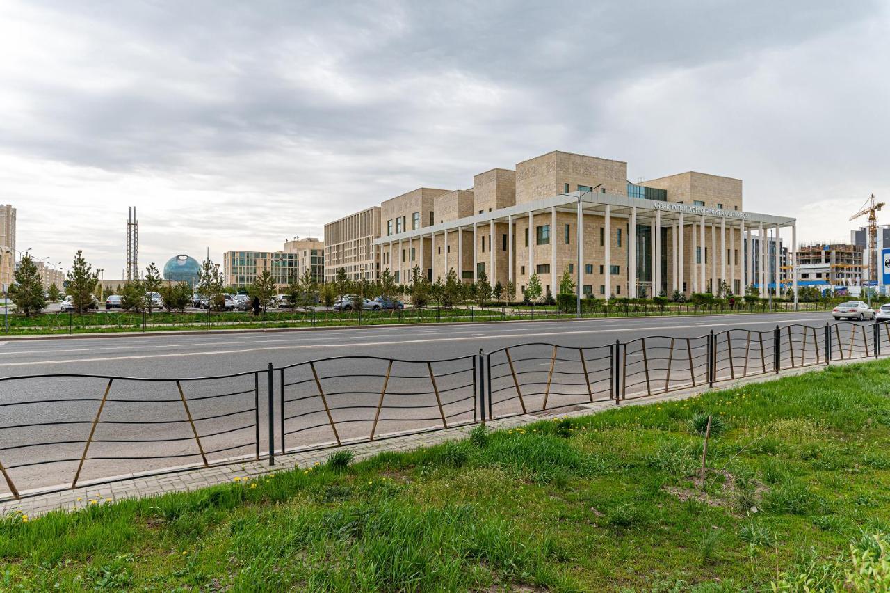 Шикарная Квартира На Против Сада Astana Bagian luar foto