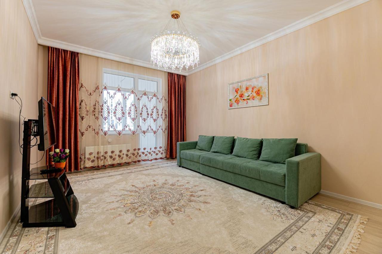 Шикарная Квартира На Против Сада Astana Bagian luar foto