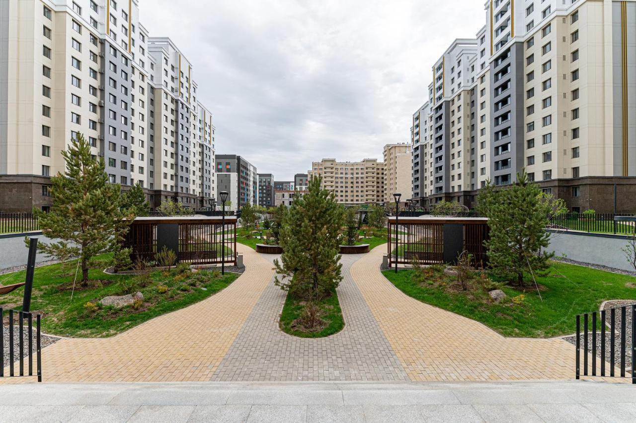 Шикарная Квартира На Против Сада Astana Bagian luar foto
